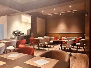 朝食 (ビュッフェ)、毎日提供 (1 名様 15 EUR)