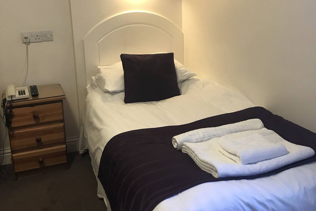 Single Room, Ensuite | In-room safe, individually decorated, desk, iron/ironing board