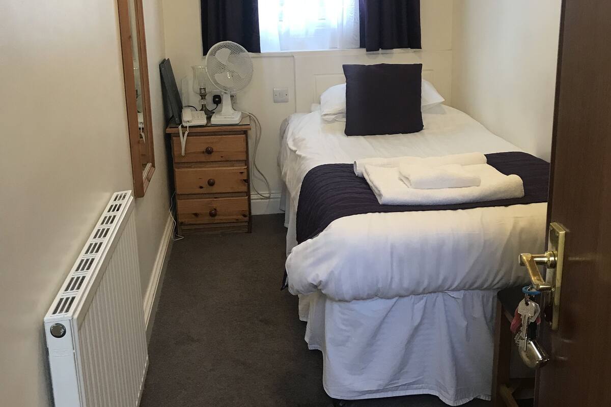 Single Room, Shared Bathroom | In-room safe, individually decorated, desk, iron/ironing board