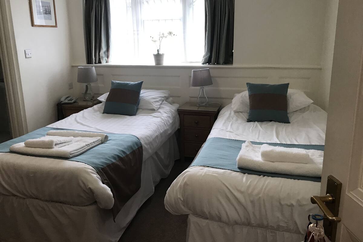 Twin Room, Ensuite | In-room safe, individually decorated, desk, iron/ironing board