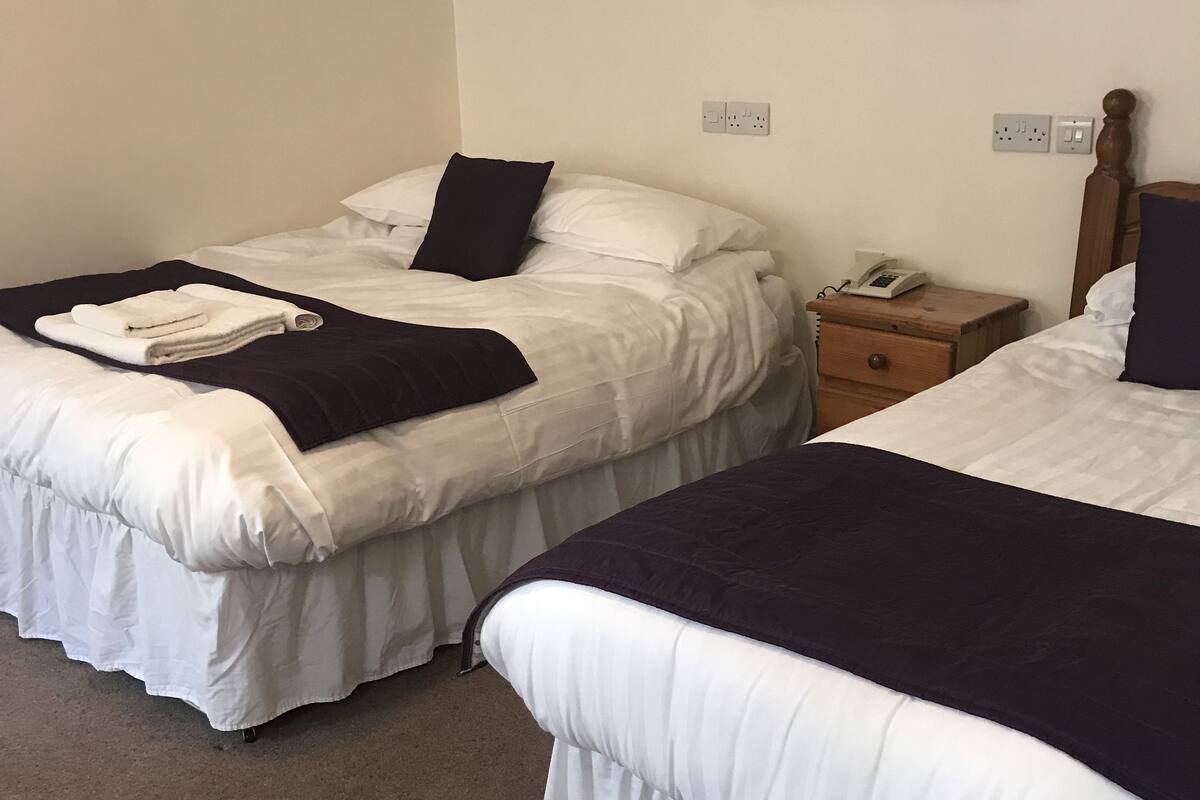 Family Room, Ensuite | In-room safe, individually decorated, desk, iron/ironing board