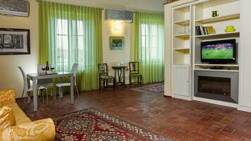 Suite (4 persone) | Living area | Flat-screen TV