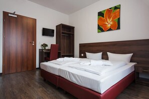 Habitación doble | Escritorio, tabla de planchar con plancha, cunas gratuitas y wifi gratis