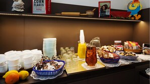 A breakfast buffet with various food items, including cereal, juice, and condiments. - Hotel Queenspark (Berlin)