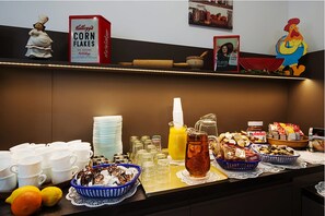 Päivittäinen buffetaamiainen (8 EUR per henkilö)