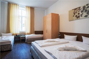 Habitación familiar | Escritorio, tabla de planchar con plancha, cunas gratuitas y wifi gratis