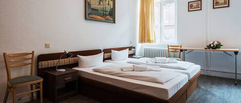 Schreibtisch, Bügeleisen/Bügelbrett, kostenlose Babybetten