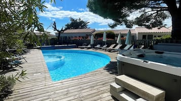 Piscina externa, funciona das 10h30 às 20h, guarda-sóis