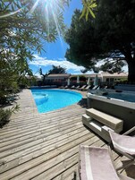 Piscina externa, funciona das 10h30 às 20h, guarda-sóis