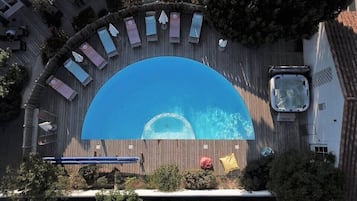 Piscine extérieure, parasols de plage, chaises longues