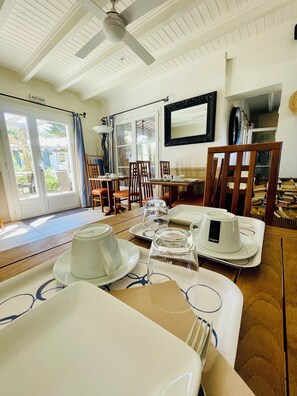 Petit déjeuner buffet (18.00 EUR par personne)