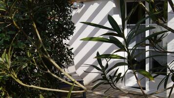Chambre, Plusieurs lits, vue sur le jardin, côté jardin | Terrasse/patio