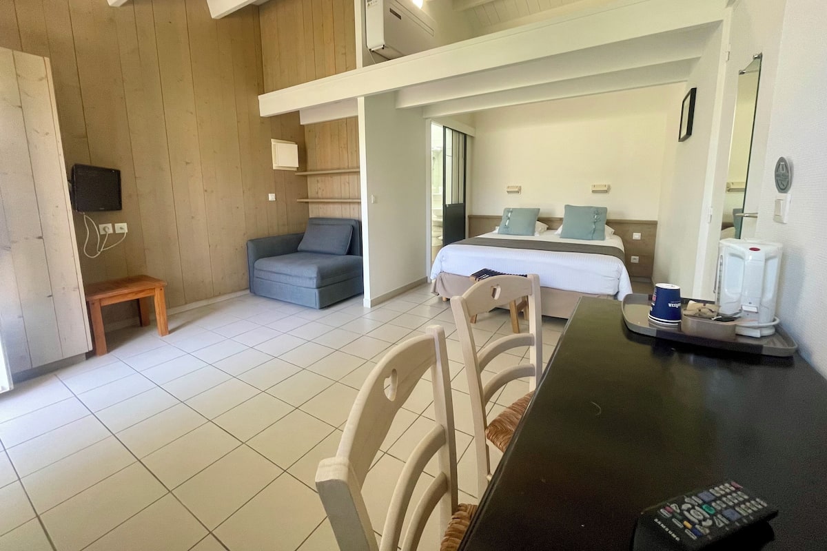 Chambre, terrasse, cÎté jardin | Literie de qualité, lit avec matelas en mousse à mémoire, coffre-fort