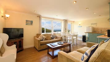 Standard Apartment, 2 Bedrooms, 2 Bathrooms, Sea View (max 6) | Ruang tamu | TV skrin rata
