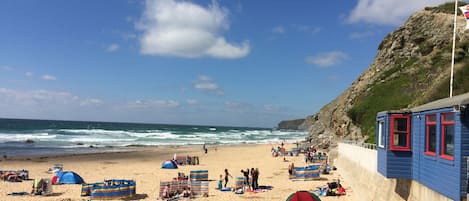 Beach nearby, white sand, beach bar