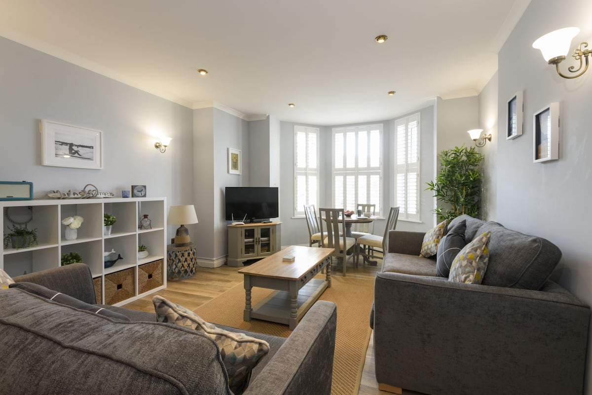 Standard Apartment, Twin Beds, Sea View | Living room