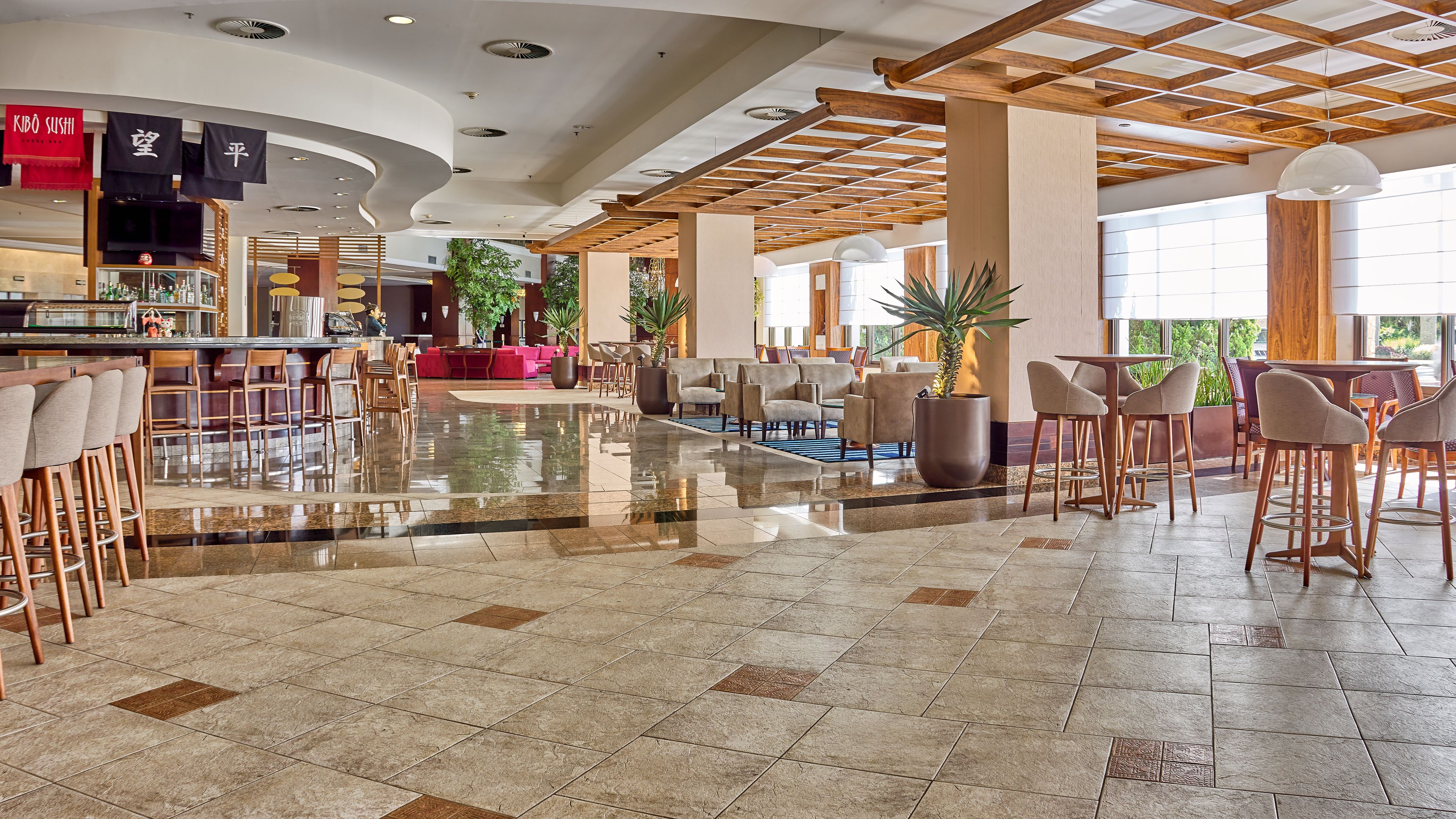 3 restaurants, breakfast served