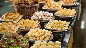 Un buffet proposant une variété de produits de boulangerie et de pâtisserie.