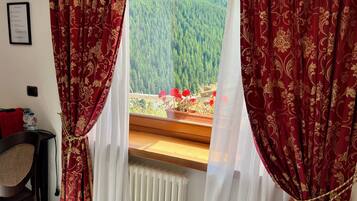 Doppia Standard | Copriletto in piuma, minibar, una cassaforte in camera, una scrivania