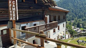 A wooden building with a sign reading "AFFITRETE".