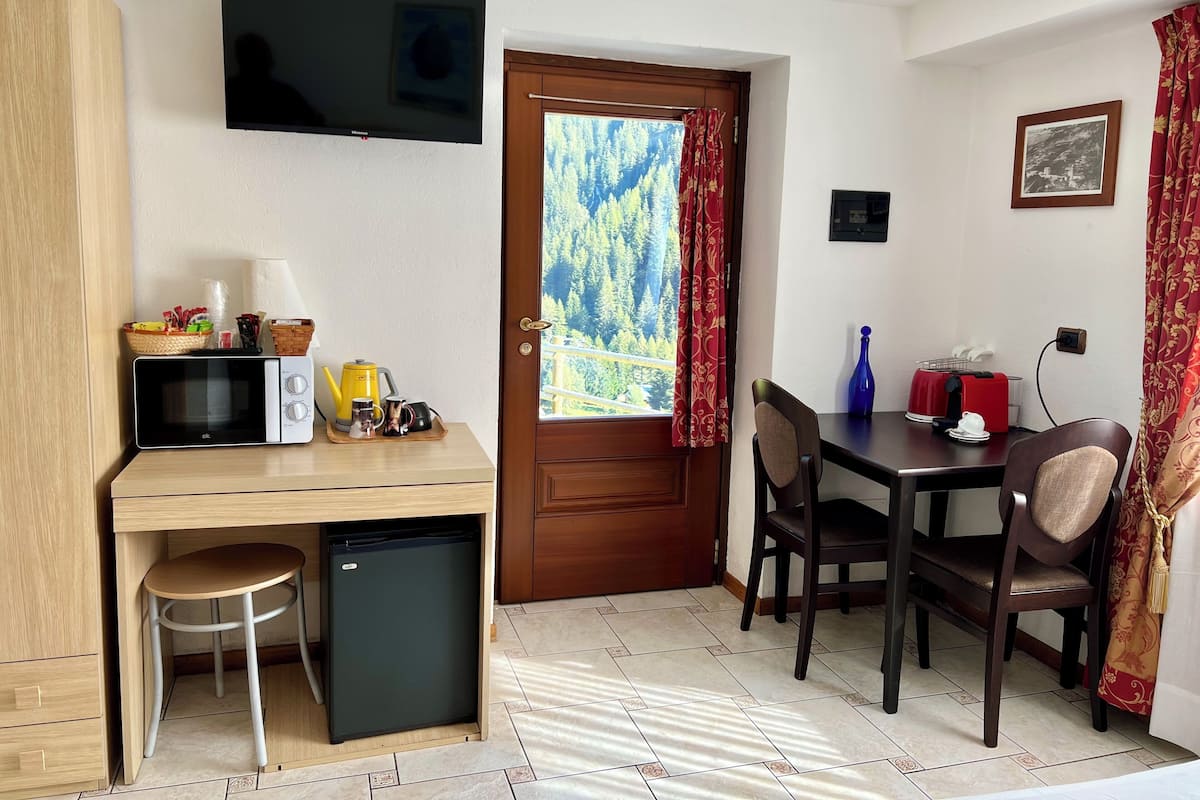 Panoramic dubbelrum | Duntäcken, minibar, värdeförvaringsskåp på rummet och skrivbord