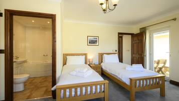 Standard-Apartment, 3 Schlafzimmer, 2 Bäder, Poolblick | 2 Schlafzimmer, individuell dekoriert, Bügeleisen/Bügelbrett