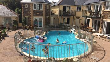 Außenpool (je nach Saison geöffnet), Sonnenschirme, Liegestühle