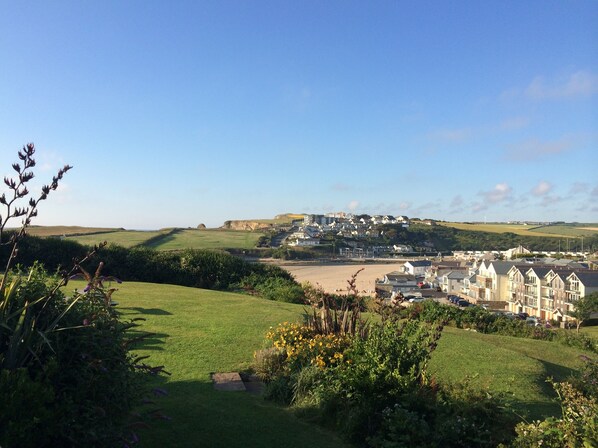 A coastal town with a prominent hill, a beach, and a mix of residential and commercial buildings. - Porth Veor Villas & Apartments (Newquay)