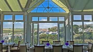 Päivittäinen täysi aamiainen (14.95 GBP per henkilö)