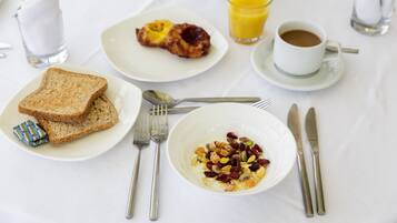 Café da manhã completo todos os dias mediante uma taxa