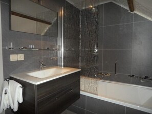 Comfort Triple Room | Bathroom | Free toiletries, hair dryer, towels - B&B Ter Gracht (Wevelgem)