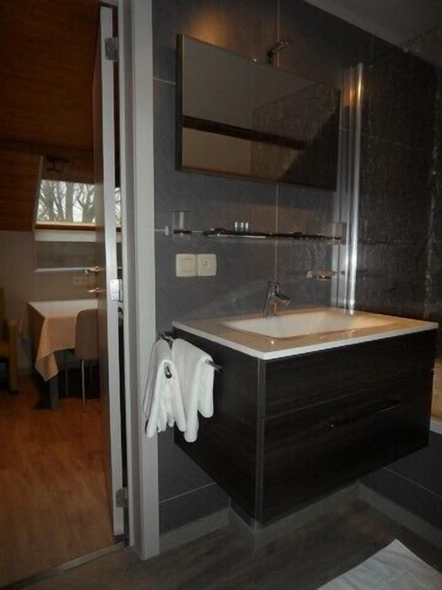 comfort triple room | bathroom sink