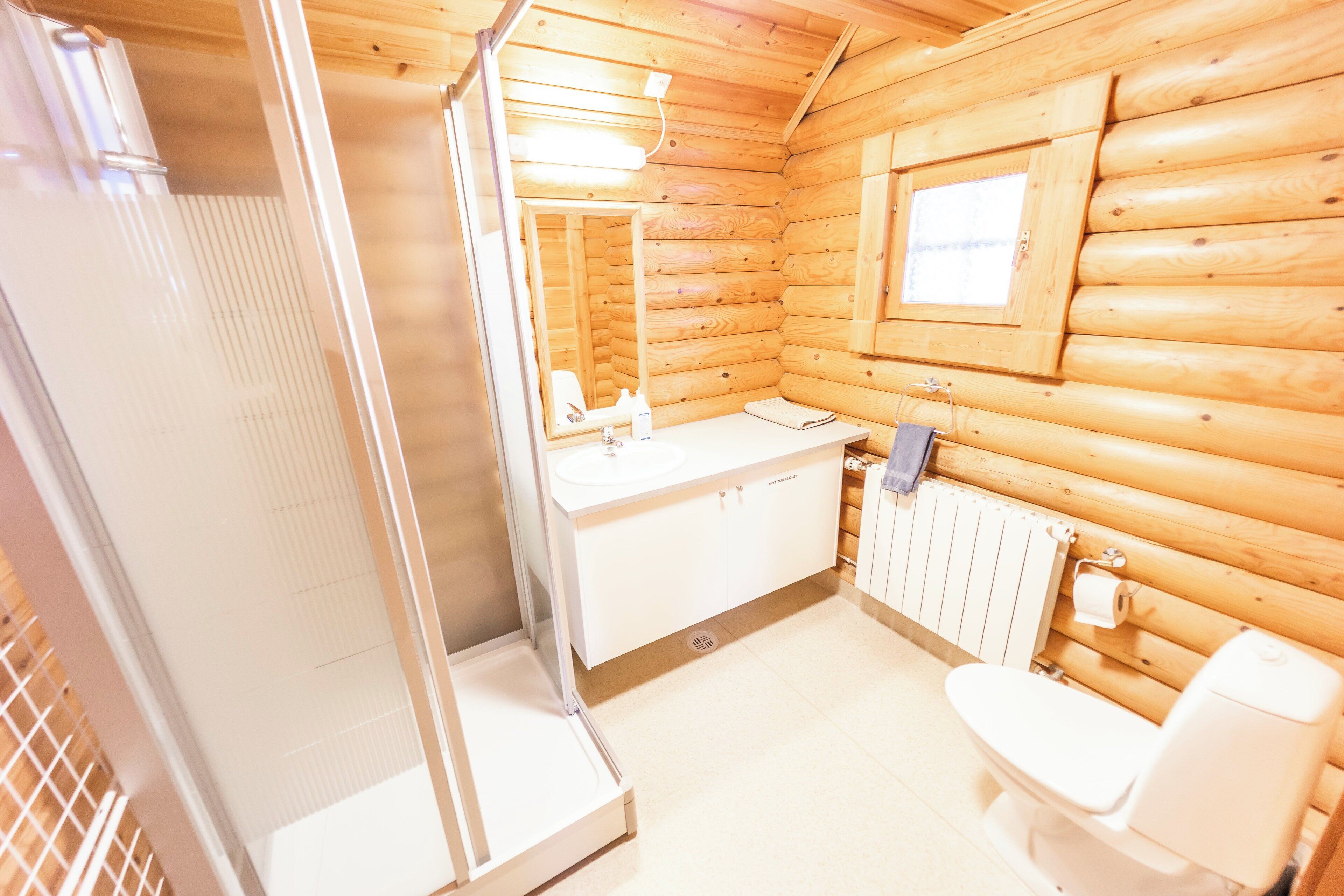 cabin (medium) | bathroom | shower, hair dryer, towels