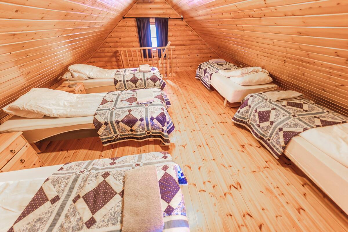 cabin (medium) | 1 bedroom, free cots/infant beds, free wifi, bed sheets