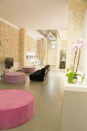 Lobby sitting area - LoL Hostel Siracusa (Syracuse)