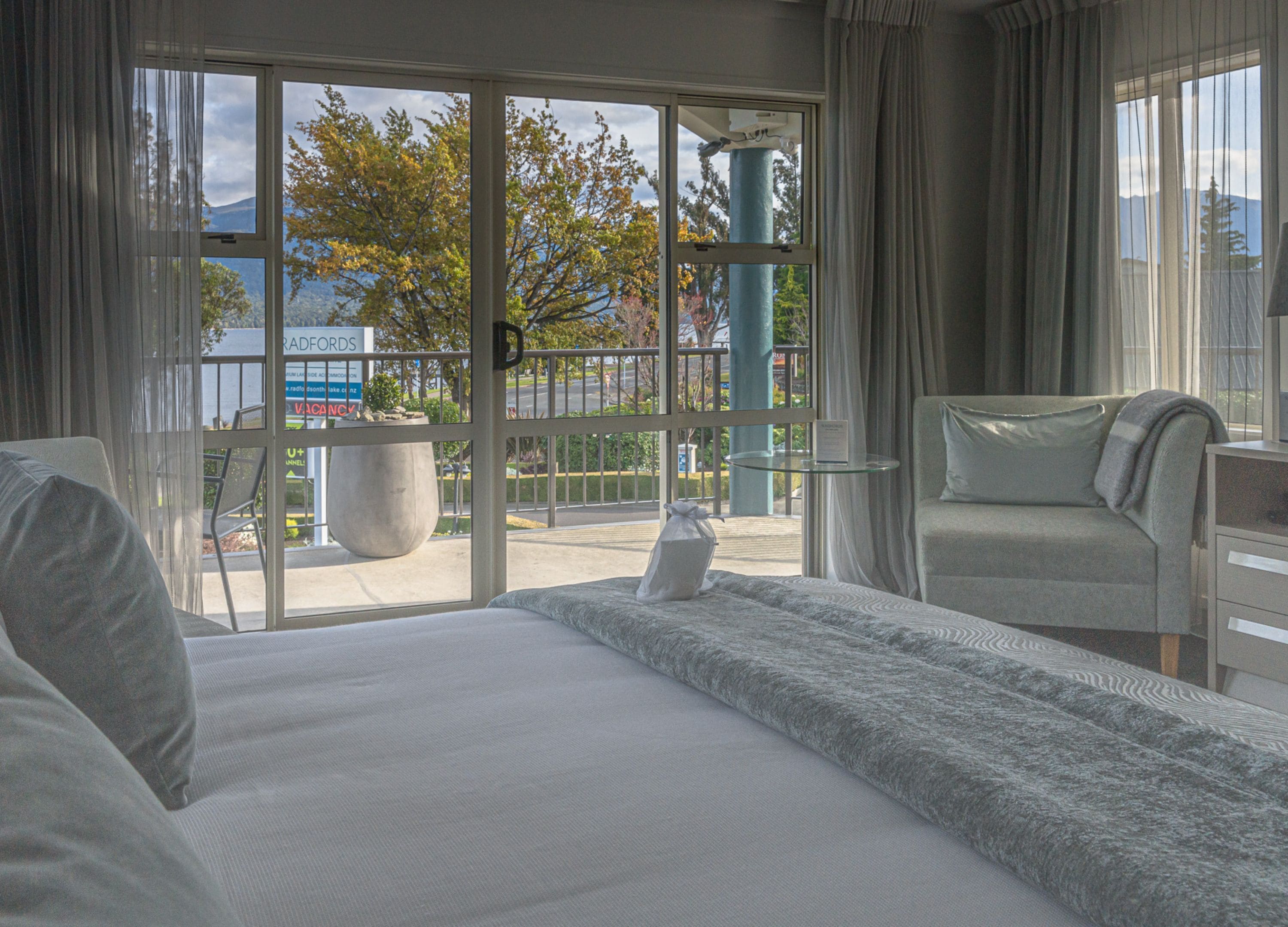 高档床上用品、客房内保险箱、办  公桌、遮光窗帘