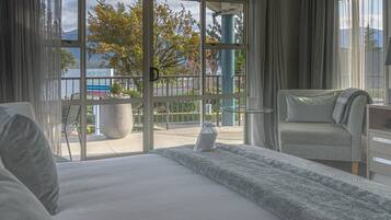 Hochwertige Bettwaren, Zimmersafe, Schreibtisch, Verdunkelungsvorhänge