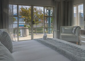 高級寝具、セーフティボックス (室内)、デスク、遮光カーテン