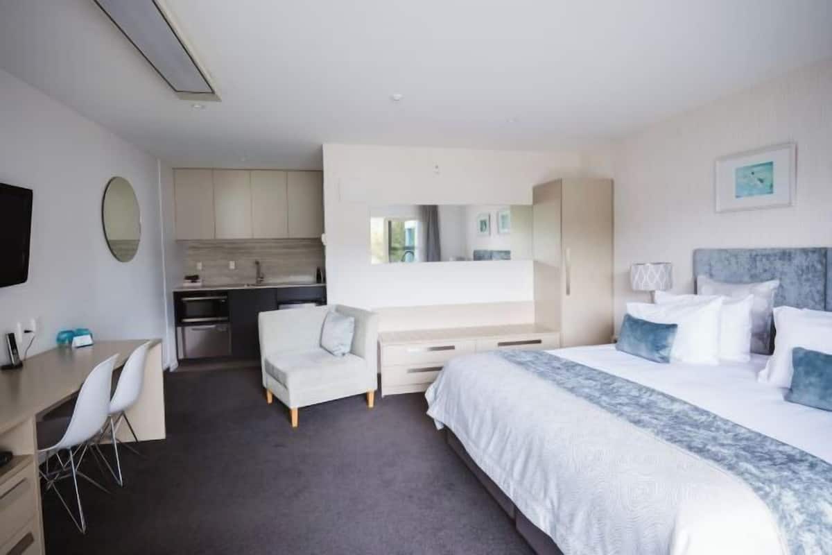 Sängtillbehör av högsta kvalitet och värdeförvaringsskåp på rummet