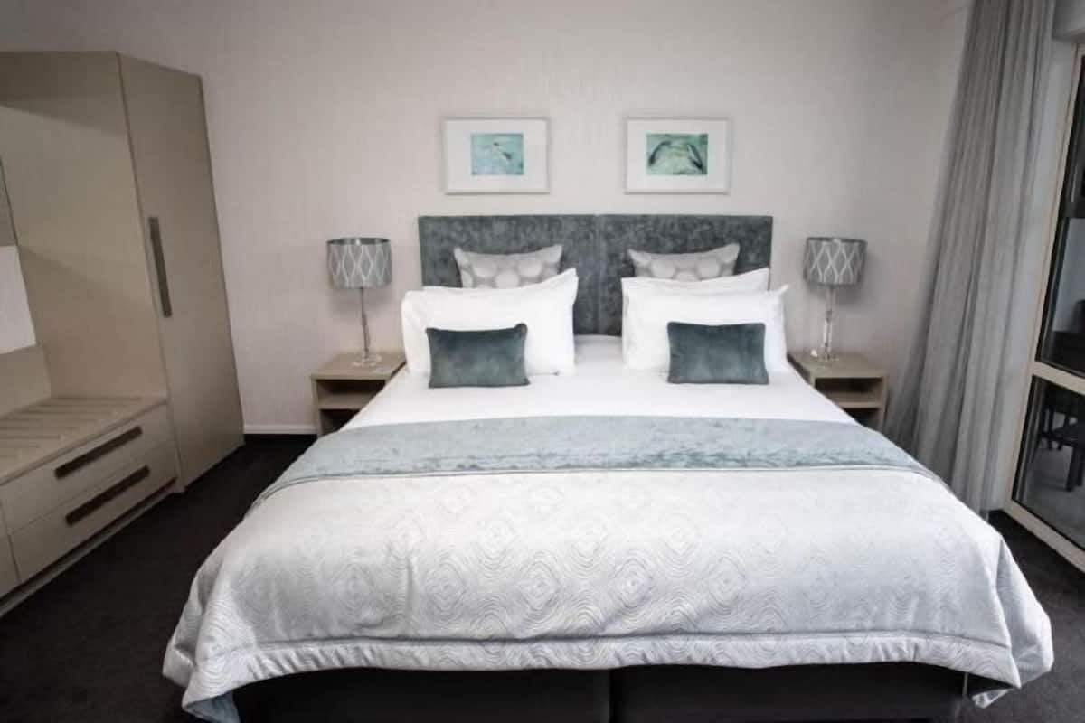 1 bedroom, premium bedding, in-room safe, desk