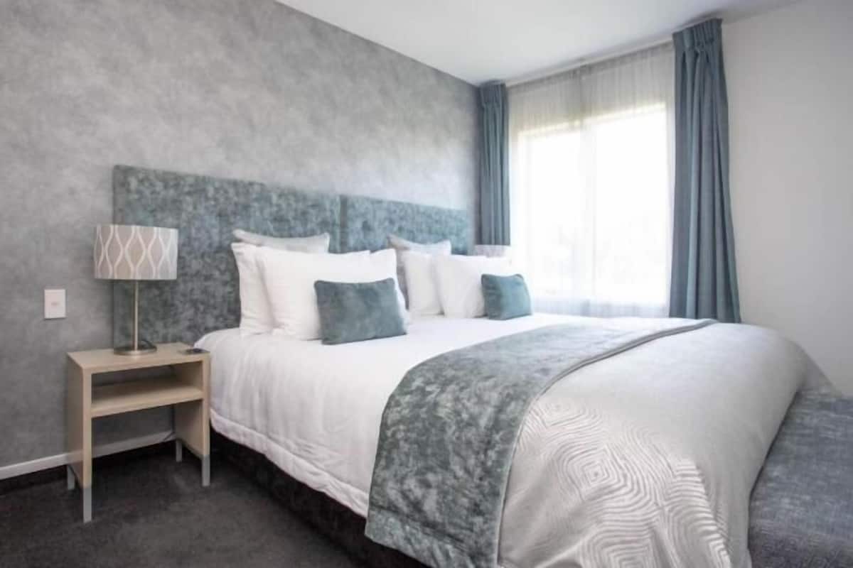 1 bedroom, premium bedding, in-room safe, desk