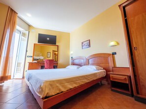 Camera Tripla con balcone Vista Mare | In-room safe, desk, blackout drapes, free WiFi - Hotel Audi Frontemare (Rimini)