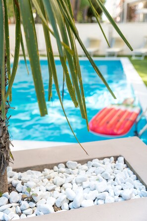 Outdoor pool, sun loungers - Hotel Audi Frontemare (Rimini)