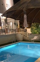 Piscina all'aperto, lettini