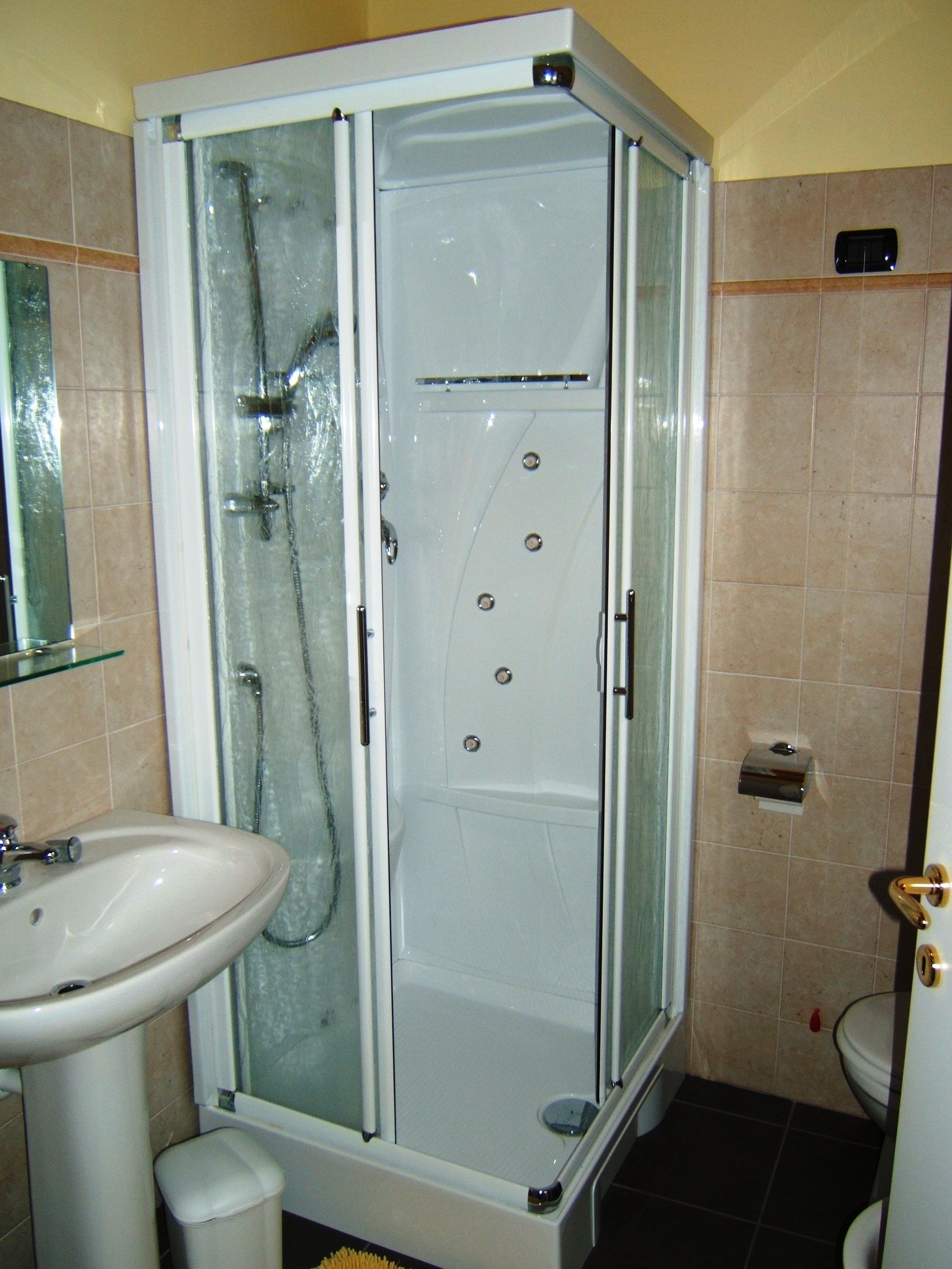 shower, free toiletries, hair dryer, bidet