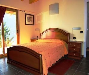 In-room safe, desk, blackout curtains, rollaway beds - Empire Resort (Iseo)