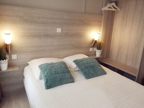 Habitación Confort doble | Cortinas opacas, tabla de planchar con plancha, cunas (de pago)