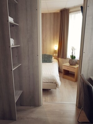 Rideaux occultants, fer et planche à repasser, lits bébé (en supplément)