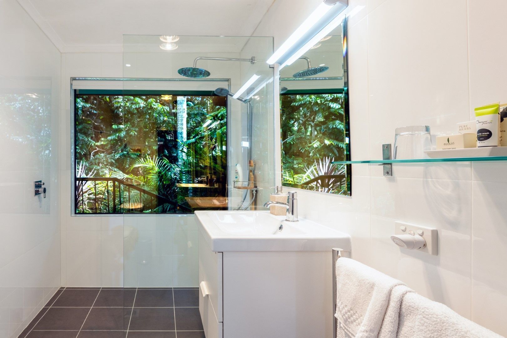 Suite Oriental | Bathroom | Free toiletries, hair dryer, towels