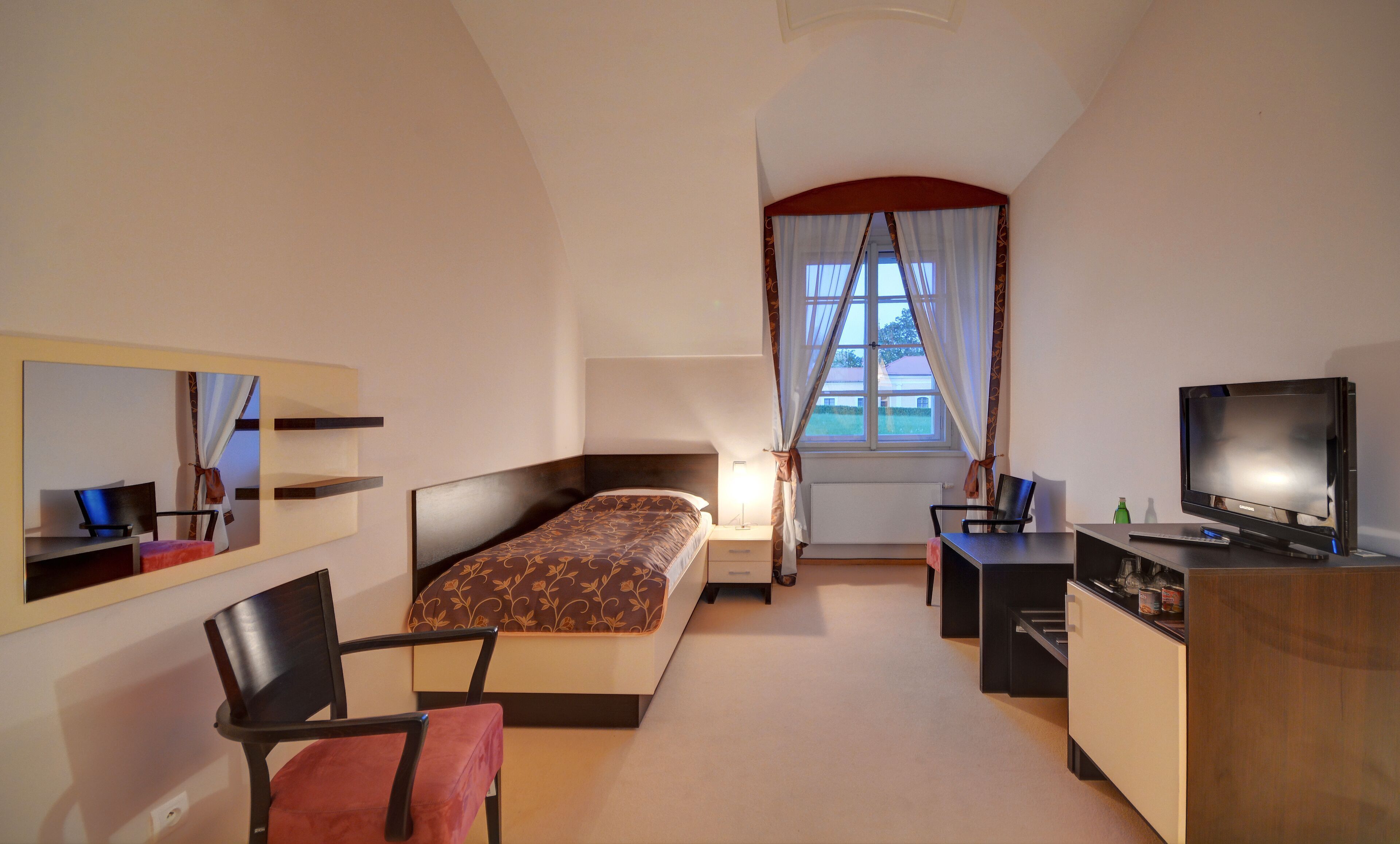 Minibar, caja fuerte, escritorio y tabla de planchar con plancha